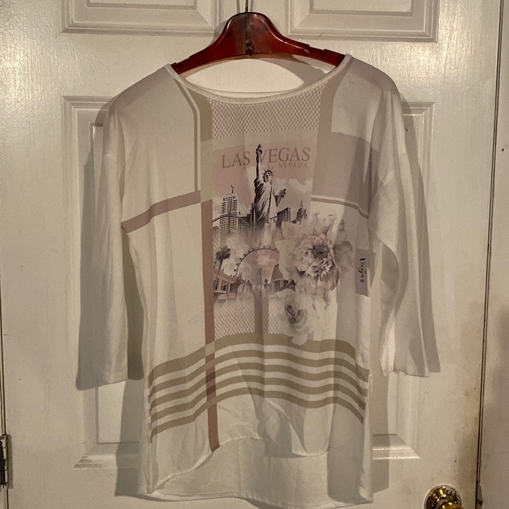 NWT Viva Vegas 3/4 length sleeve.  Vegas scenery.   White w/pink & tan design